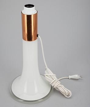 BORDSLAMPA, opalglas samt koppar, design Lisa Johansson-Pape, 1900-talets senare hälft.