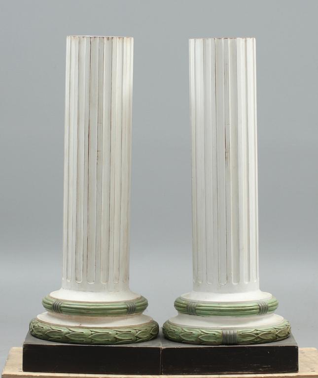 KOLONNER, ett par. Gustaviansk stil. 1900-talets andra hälft.