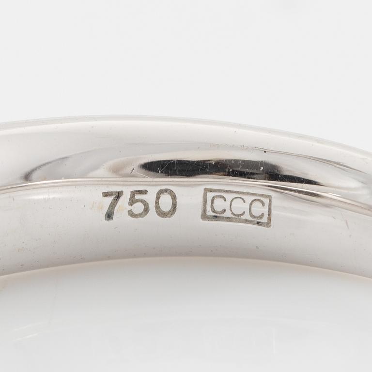 Ring and a pair of earrings, 18K white gold with princess-cut and brilliant-cut diamonds.