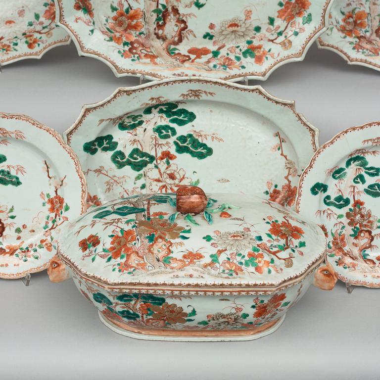 A Chinese Export dinner service, Qing dynasty, Qianlong (1736-95). (62 pieces).