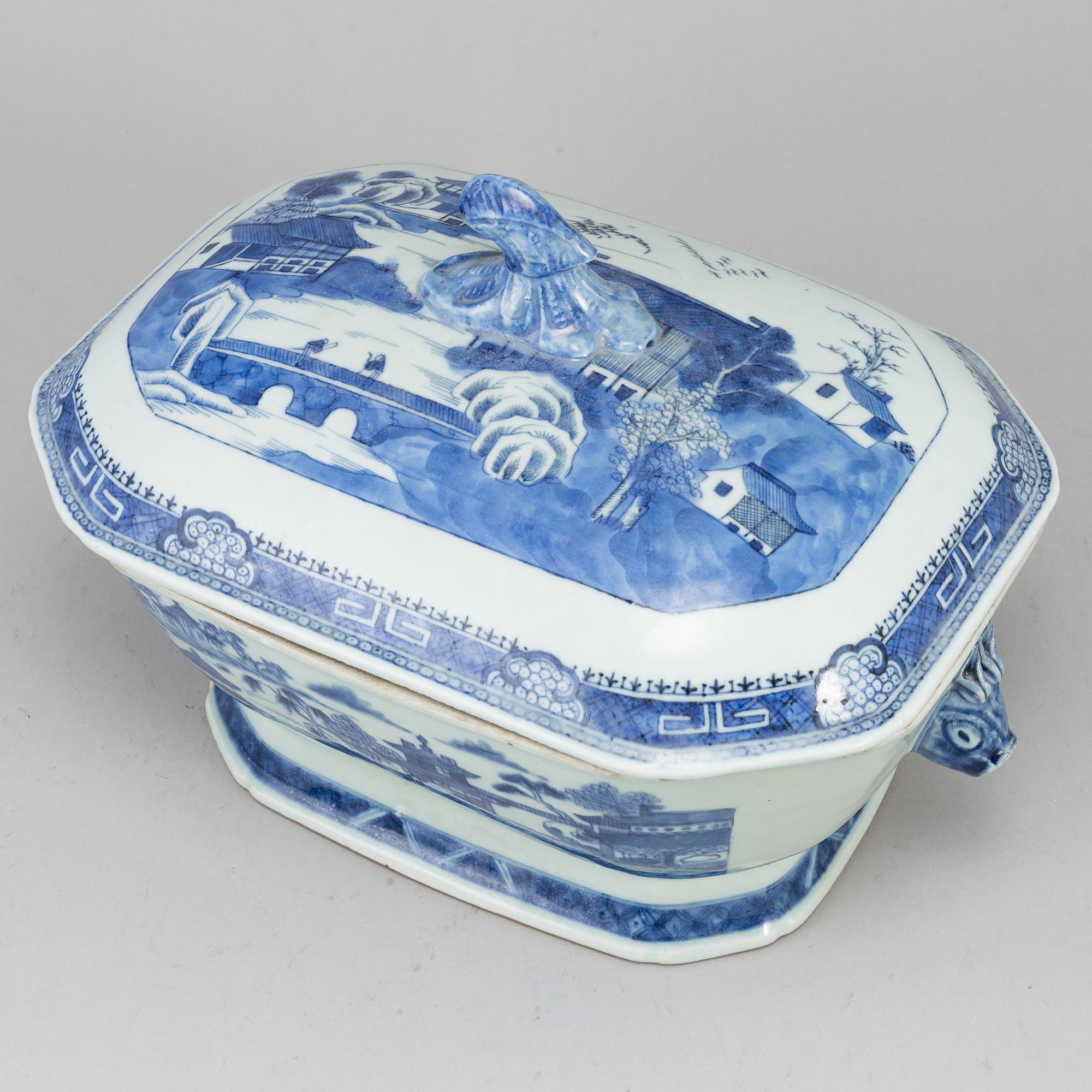 A blue and white tureen with cover, Qing dynasty, Qianlong (1736-95).