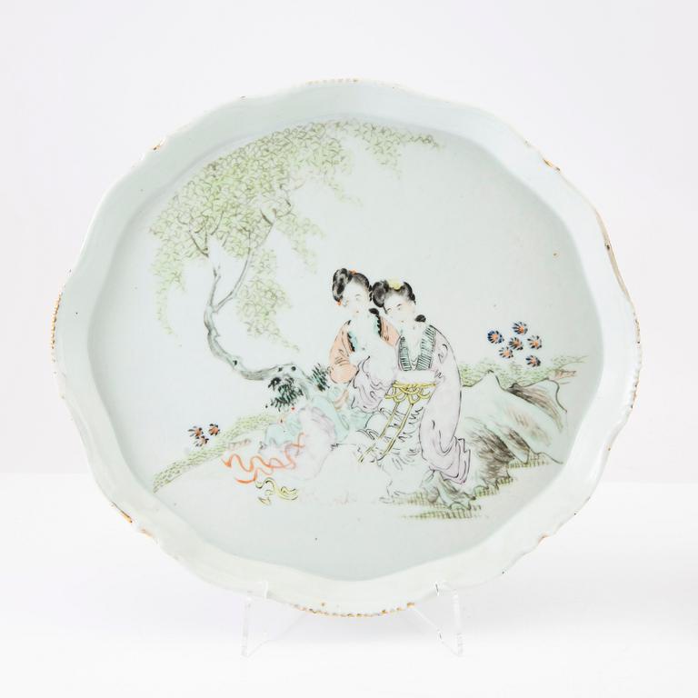 A set with two enamelled Chinese porcelain dishes, 20th century.