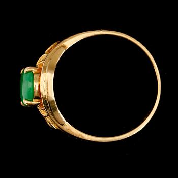 RING, 18K guld, nefrit. Total vikt ca 5 g.