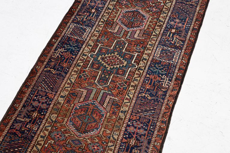 Gallerimatta, semiantik Karadja, ca 427 x 88 cm.