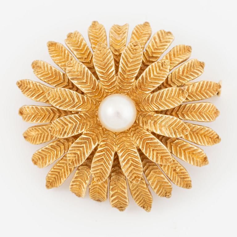 Brooch 18K gold with a cultured pearl.