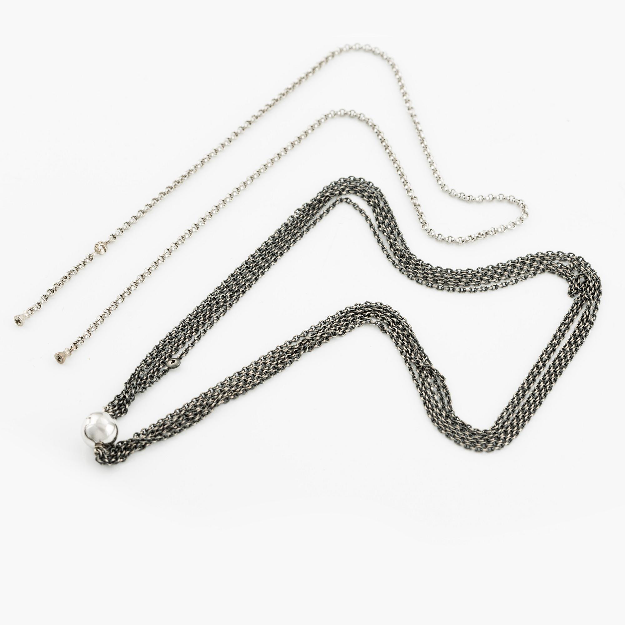 A clasp in 18K white gold with two Ole Lynggaard silver necklaces.