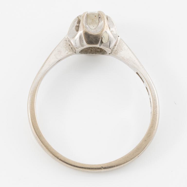 Ring in 18K white gold set with a brilliant-cut diamond.