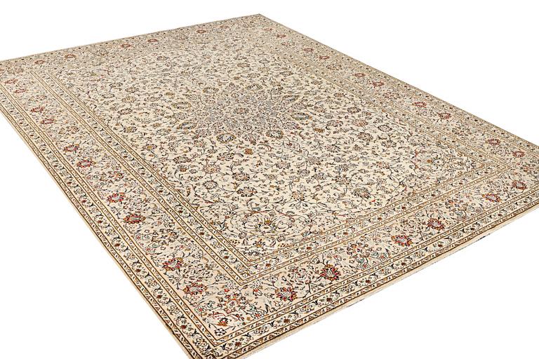 A Kashan carpet, a. 405 x 295 cm.