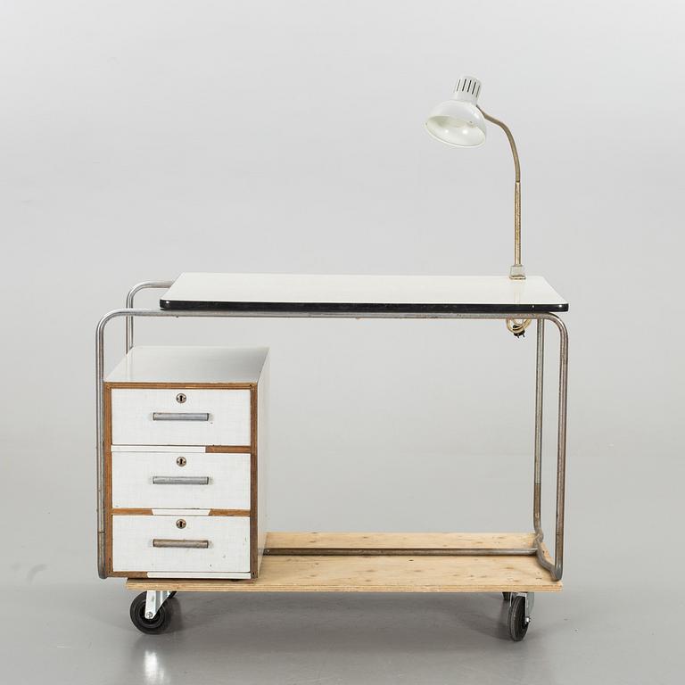 SKRIVBORD med fast monterad skrivbordslampa. Funkis-stil, 1950-60-tal.