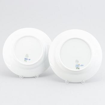 Royal Copenhagen, 40 'Musselmalet' porcelain plates.