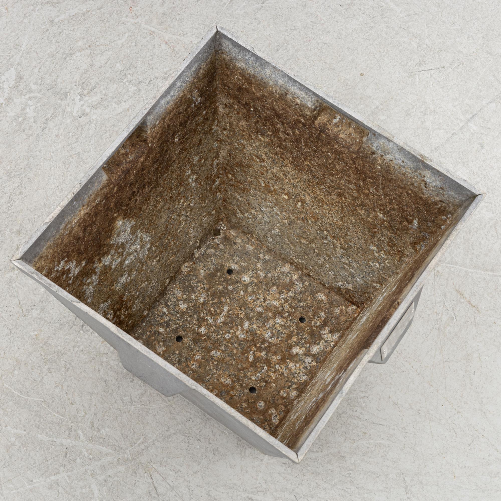 Björn Alge, planteringskärl, ett par, "Karl", Byarums Bruk.