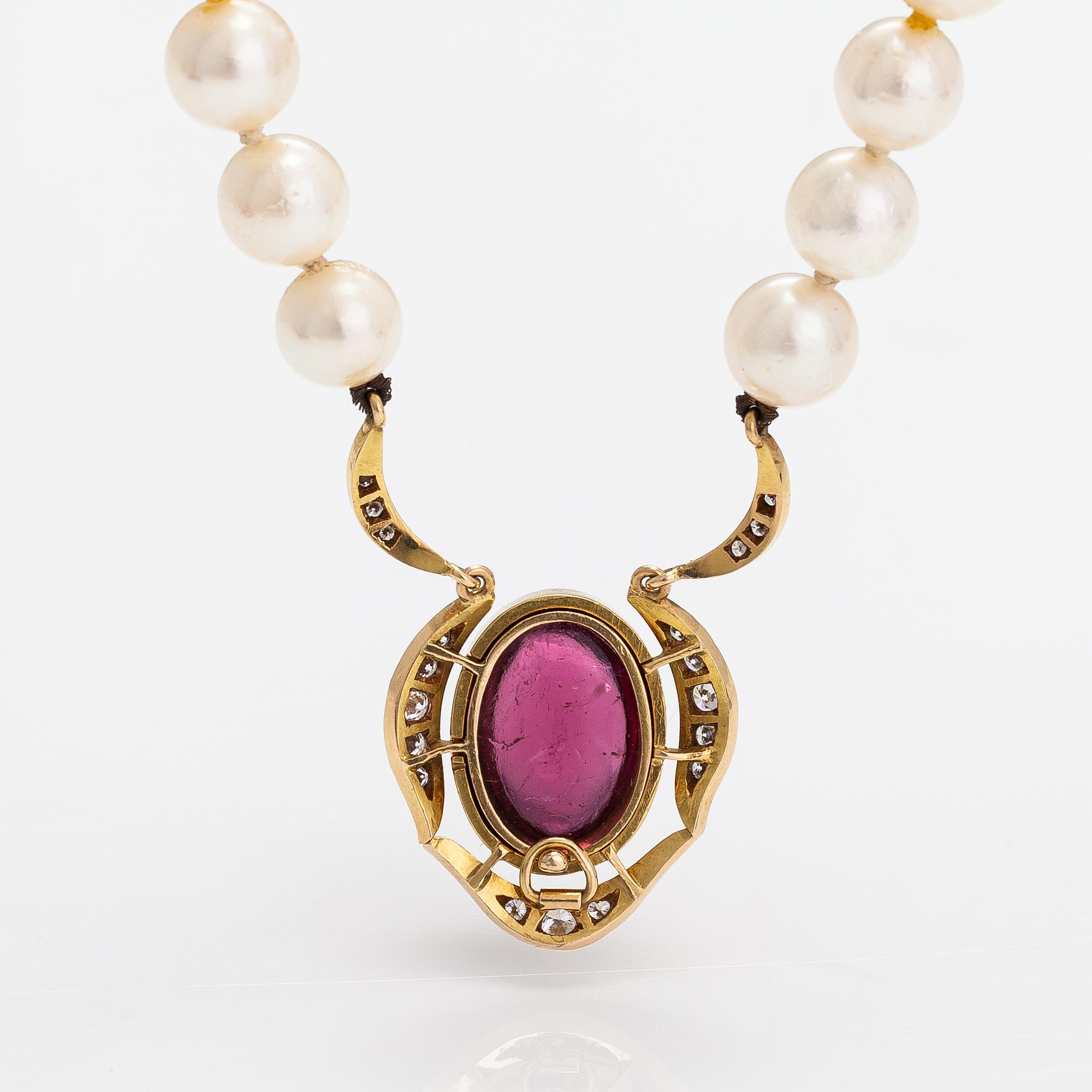 Pärlcollier, odlade pärlor, 18K guld, diamanter ca 0.47 ct totalt och turmalin. Torbjörn Tillander, Helsingfors 1984.