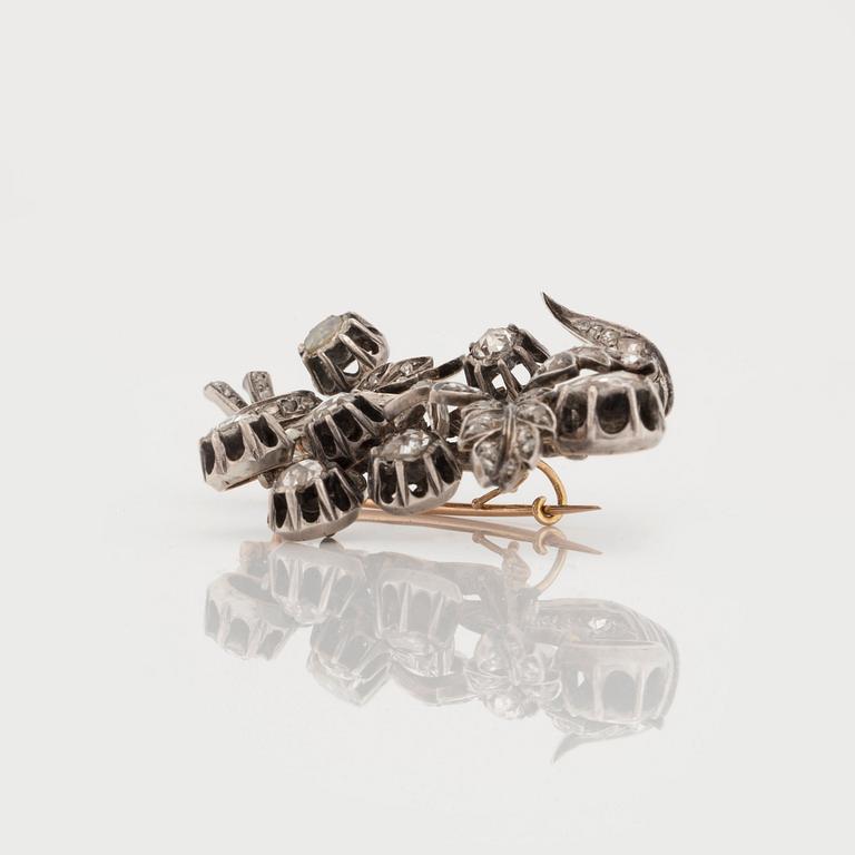 BROSCH med rosenslipade diamanter.