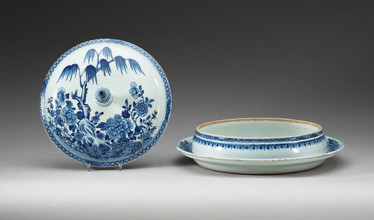 A large blue and white tureen with cover, Qing dynasty, Qianlong (1736-95).