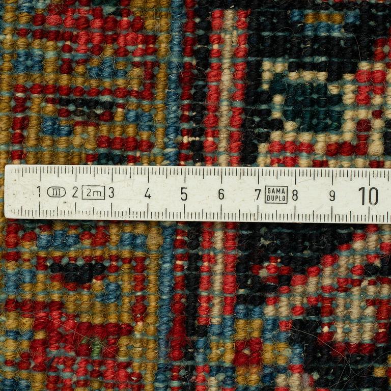 A CARPET, semiantik Heris/Gorovan, ca 353 x 238 cm.