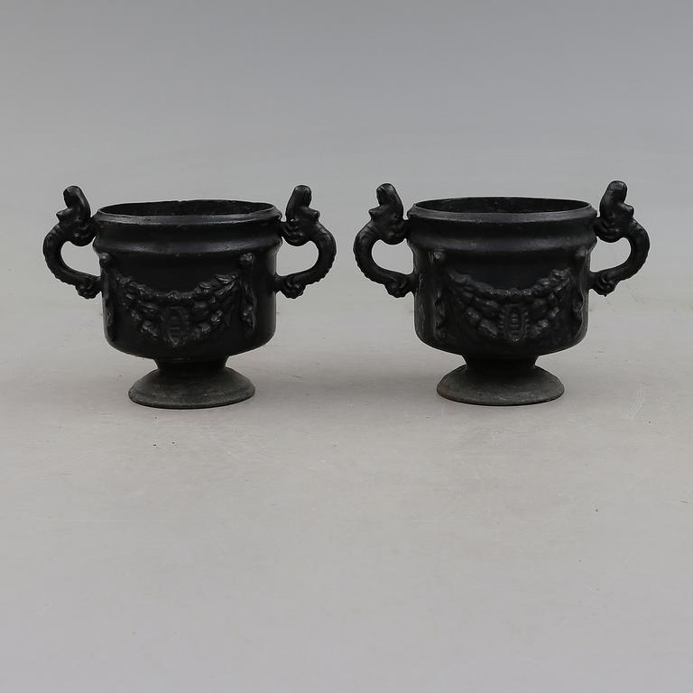 TRÄDGÅRDSURNOR, 1 par, gjutjärn, Stafsjö Bruk, 1900-talets första hälft.