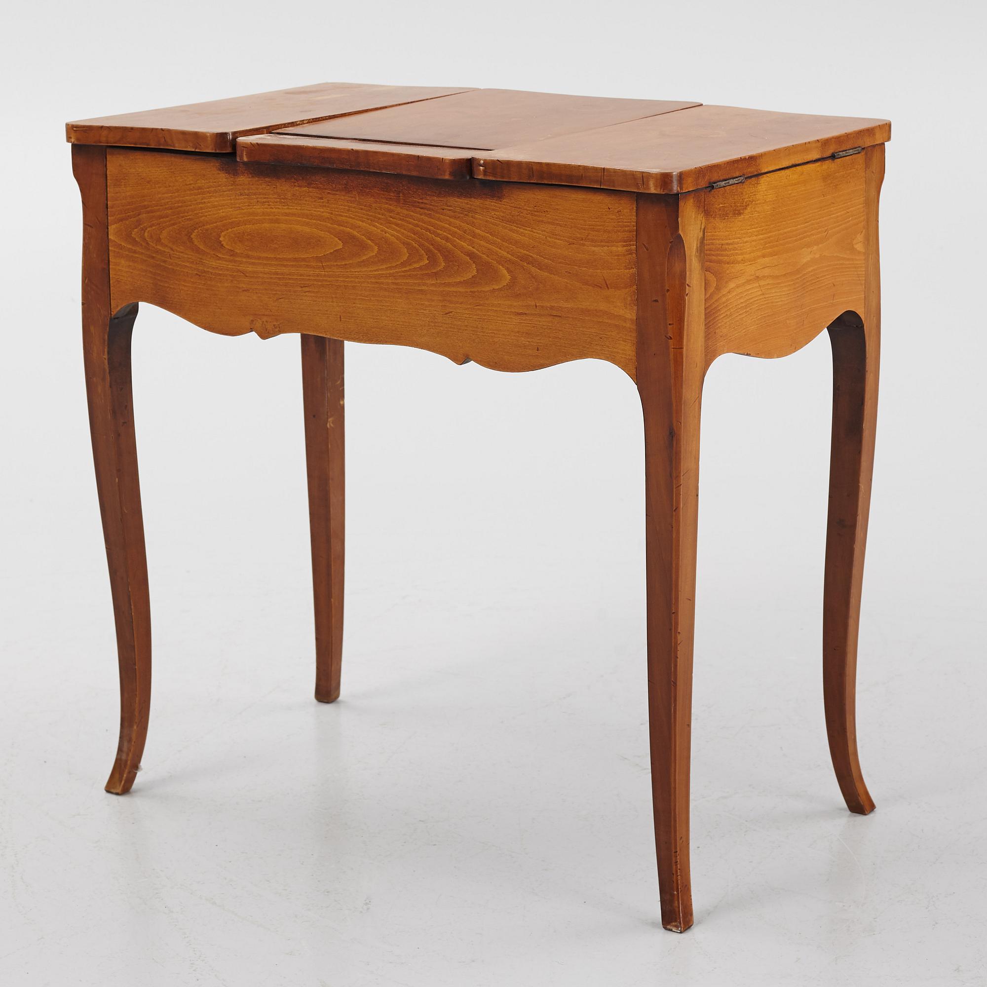 A 20th century Louis XV-style pouderuse.