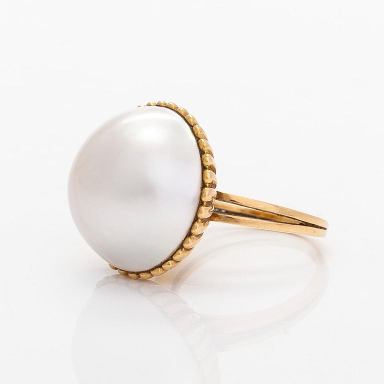 Ring, 18K gold and mabé pearl.