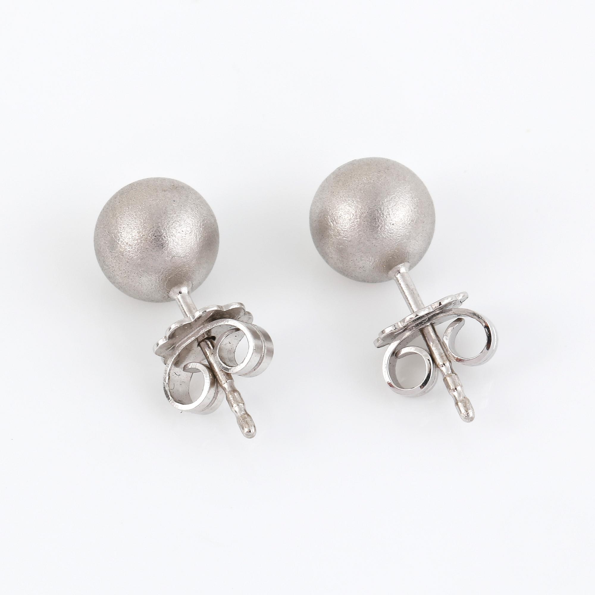 ÖRHÄNGEN, ett par mattslipade 18K vitguldsbollar, diameter 7.1mm på stift med en diamant i varje totalt ca 0.1ct.