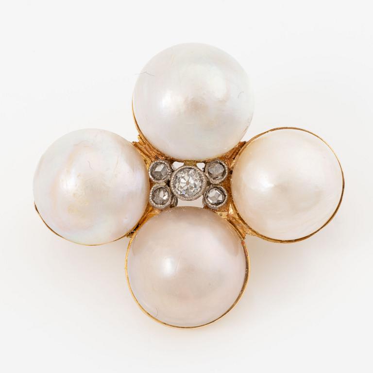 Brooch 18K gold with natural pearls and old- and rose-cut diamonds.