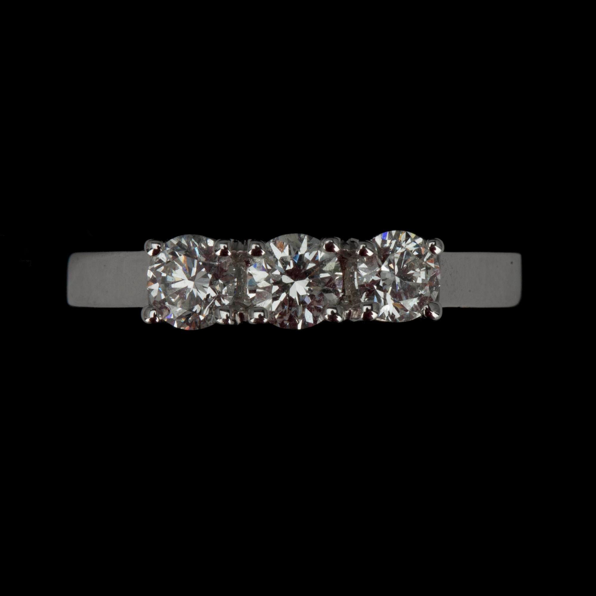RING, vitguld 18K samt 3 diamanter à 0,25 ct, tot. 0,75 ct. Vikt 3,4 g.