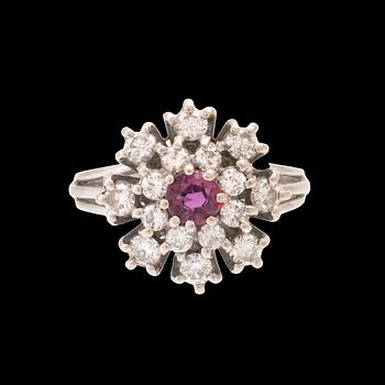 Ring 18K vitguld med rubin samt runda briljantslipade diamanter Per-G Forslund Juvelateljén Malmö 1982.