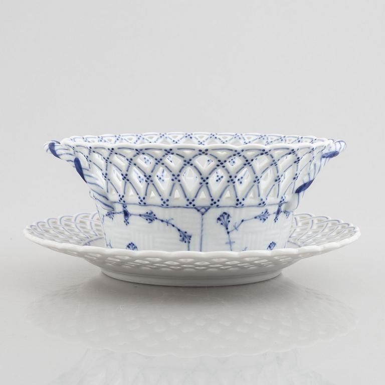 A 'Blue Fluted' / 'Musselmalet' porcelain fruit basket with stand, Royal Copenhagen, 19th century.