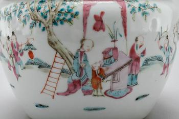 A Chinese porcelain jar from aroudn the year of 1900.