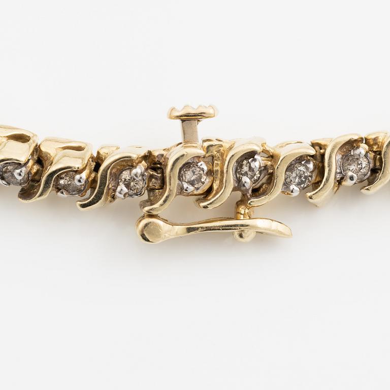 Tennis bracelet 14K gold with round brilliant-cut diamonds.