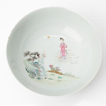 A Chinese famille rose porcelain bowl, Republic Period (1912-1949).