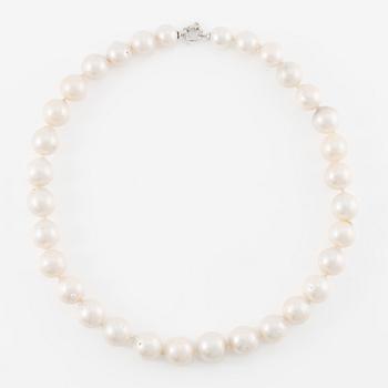 Necklace with cultured freshwater pearls, clasp 18K white gold.