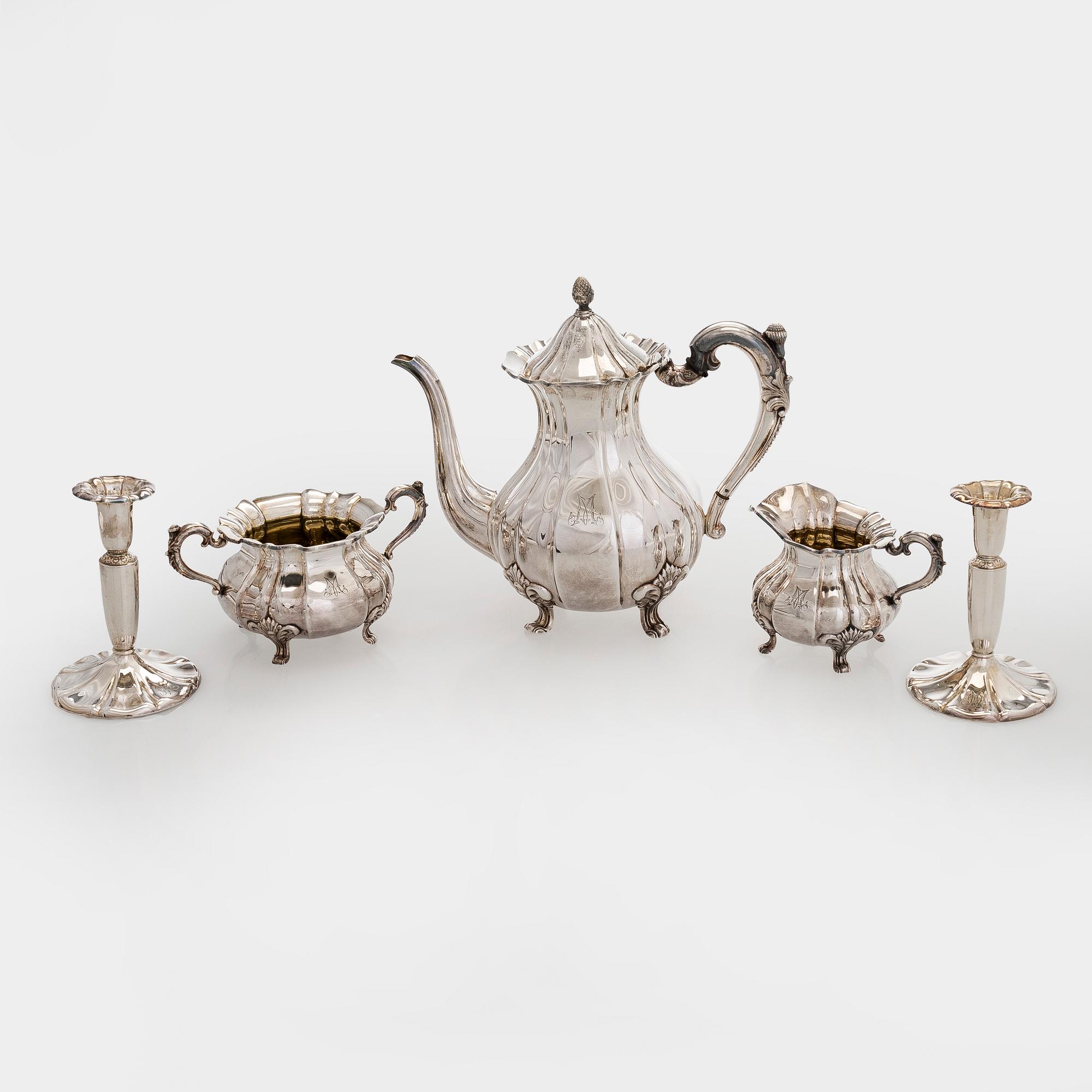 Kahvikalusto, 3 osaa, ja kynttilänjalkapari, hopeaa, Kultakeskus, Hämeenlinna 1946 ja 1948.