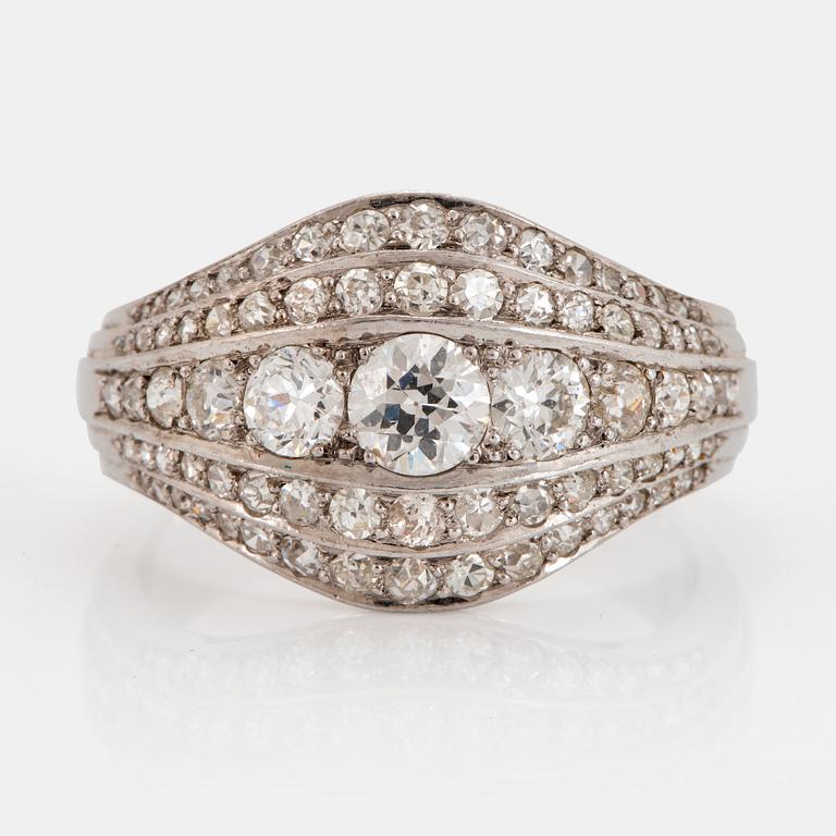 Ring 18K vitguld med gammal- och åttkantslipade diamanter.