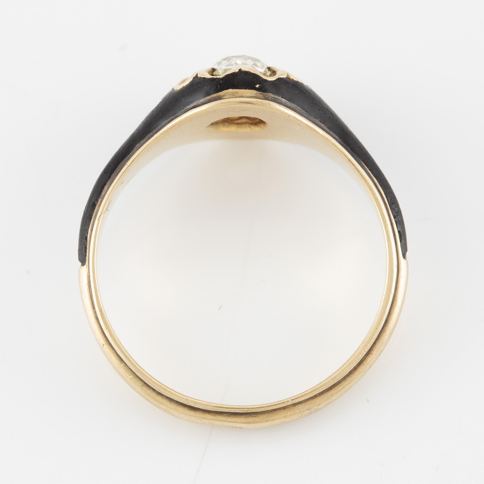 Ring 14K guld med emalj samt en gammalslipad diamant.