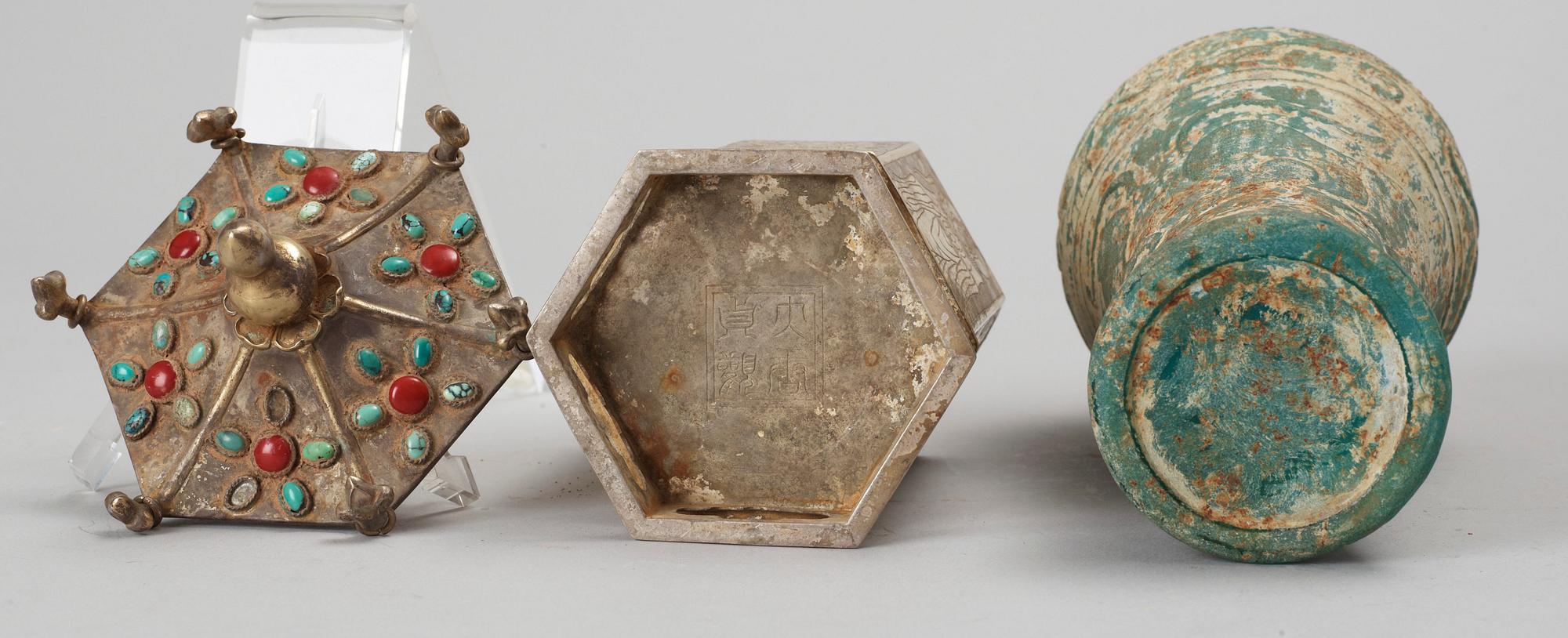 RELIKSKRIN samt VAS. glas, mässing. Kina 1900-tal.