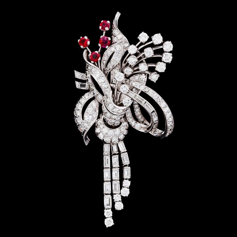 A diamond and ruby brooch, tot. app. 5 cts of diamonds.