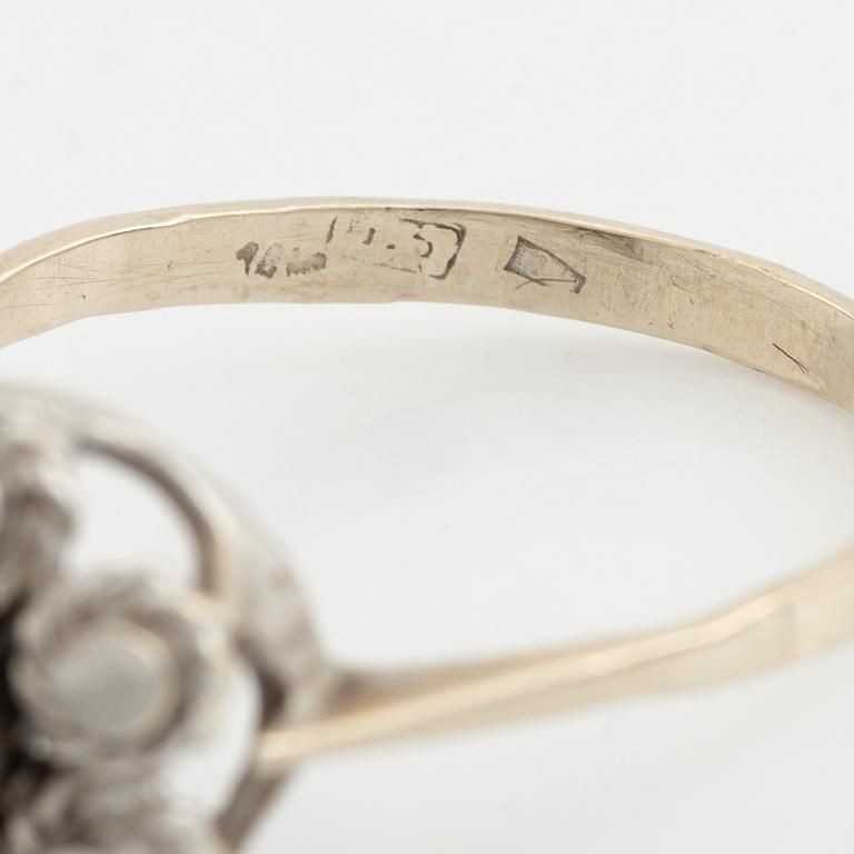 Brilliant cut diamond ring.