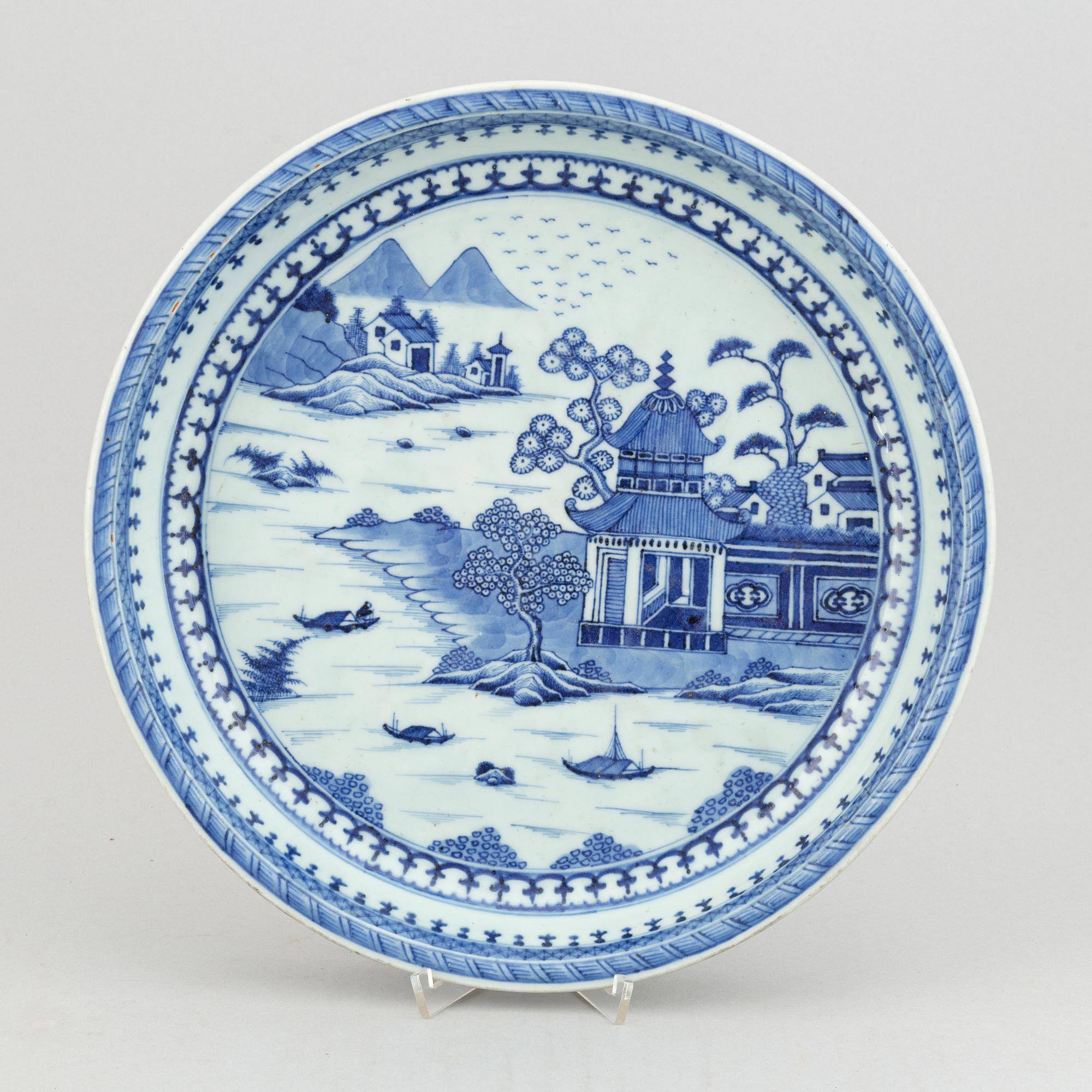 A group of 7 blue and white dishes, 18/20th Century.