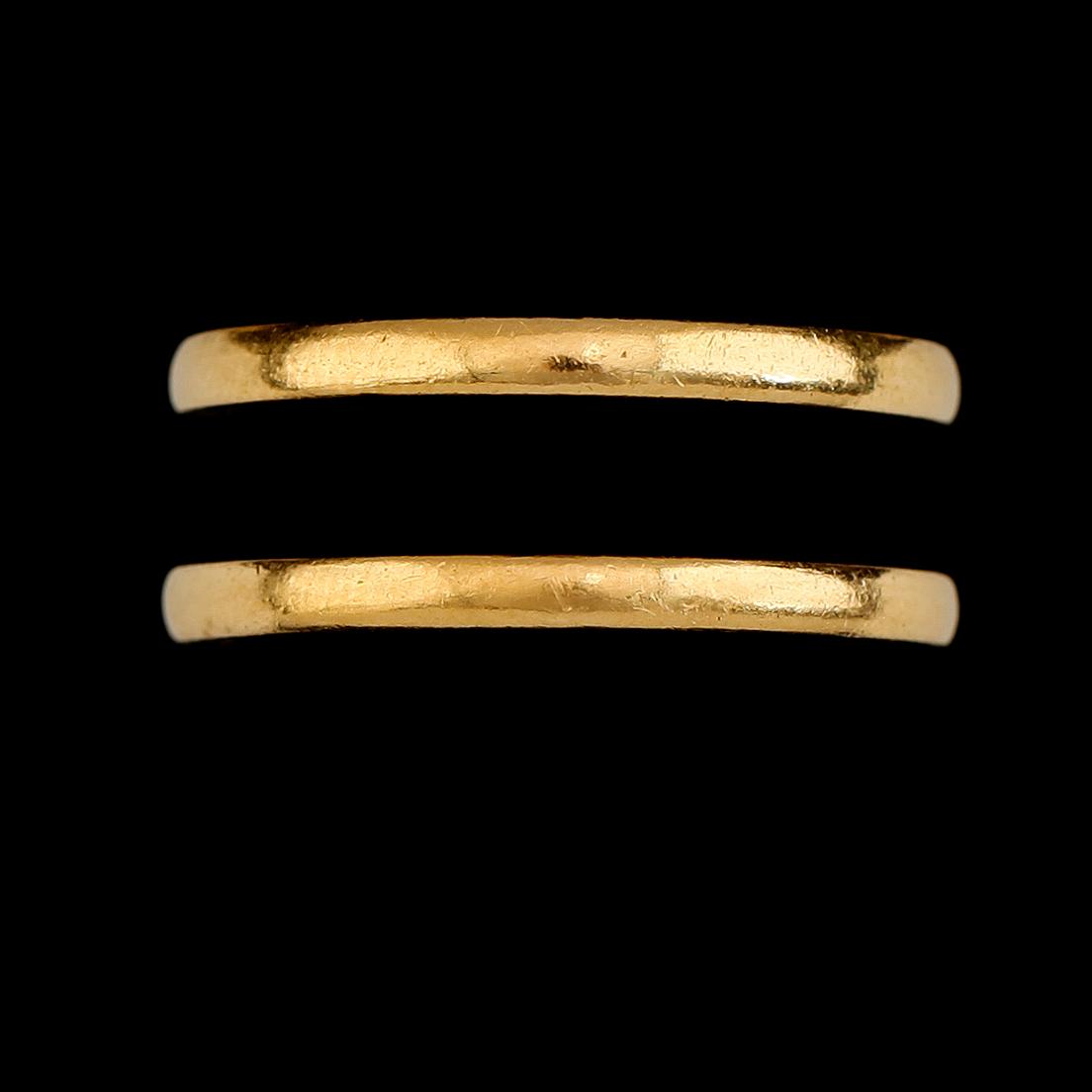 RINGAR, 2 st, 23K guld, svenska stämplar, 1925. Total vikt ca 8 g.