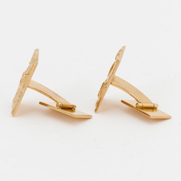 A pair of 18K gold cufflinks.