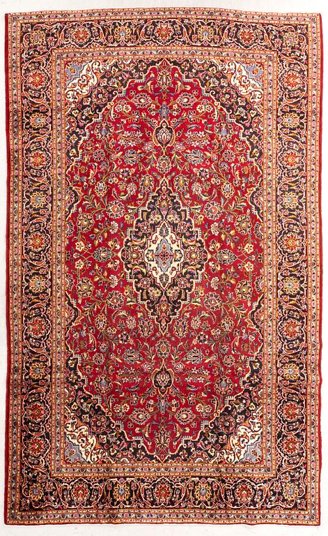 An old Kashan carpet approx 388x270 cm.