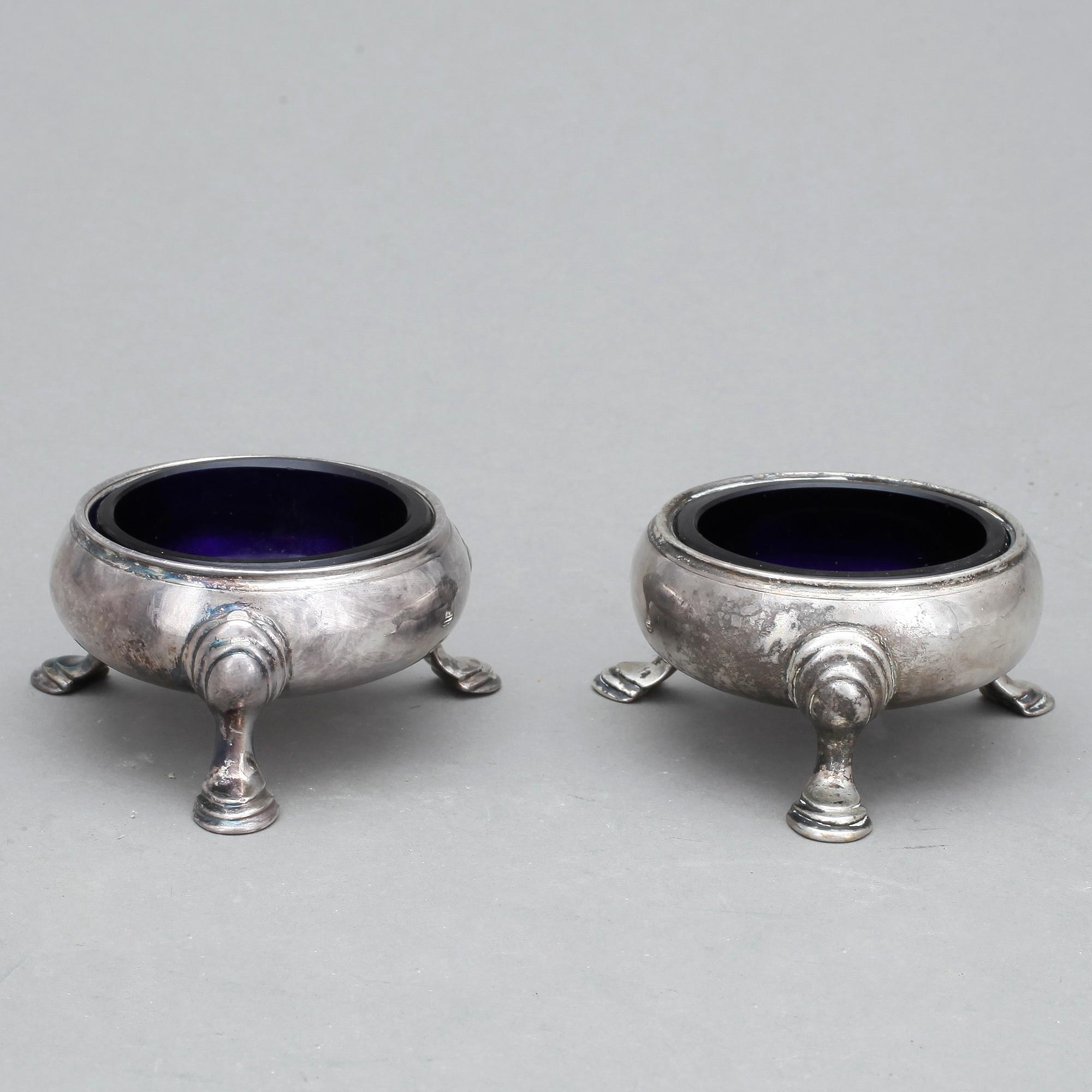 SALTKAR, ett par, silver, London 1746.