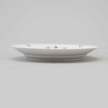 33 pieces of porcelain tableware from Royal Copenhagen, model "Musselmalet", 20th century.