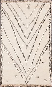 A MOROCCAN BENI OURAIN CARPET. Circa 490x305 cm.