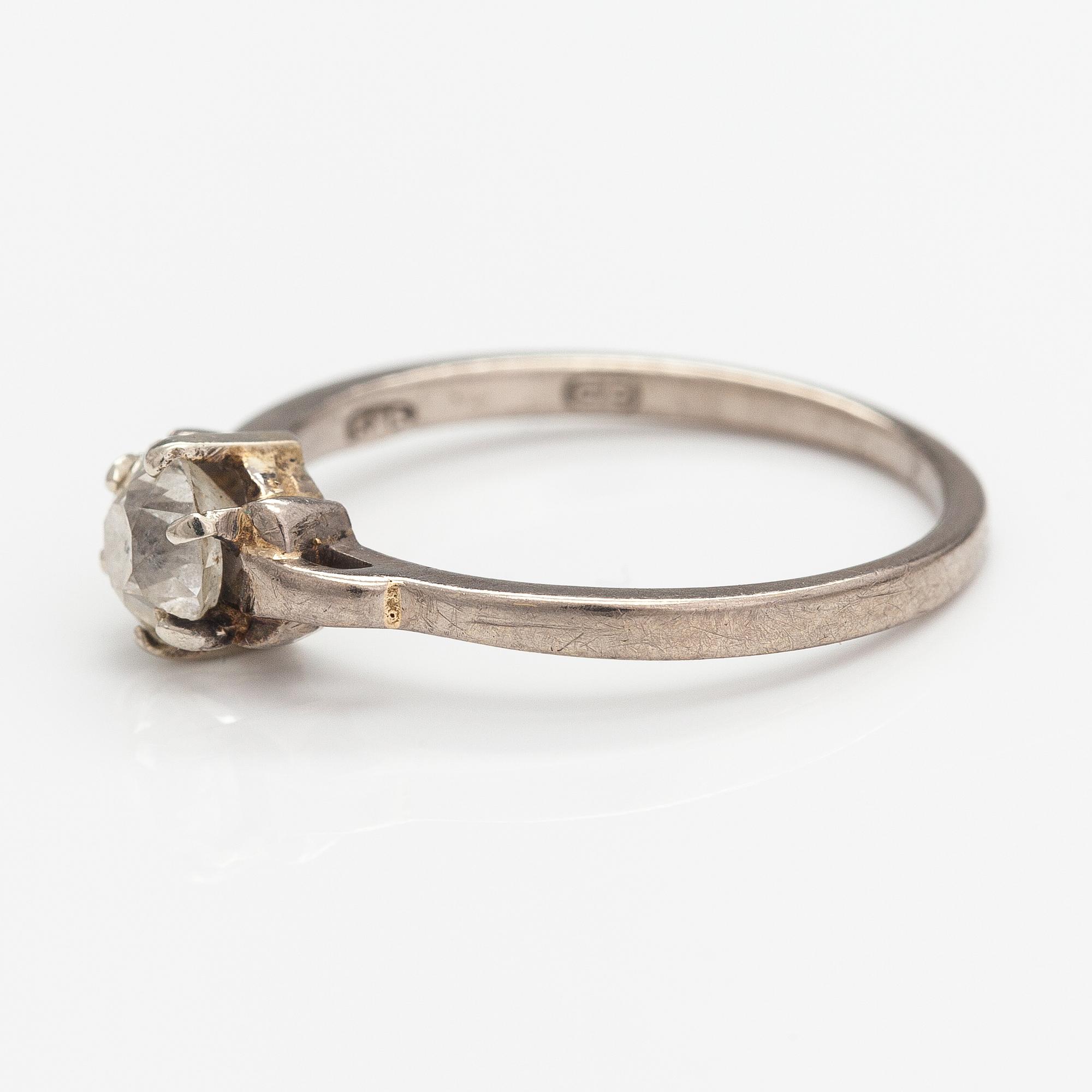 A 14K white gold ring with an old-cut diamonds ca. 0.50 ct.