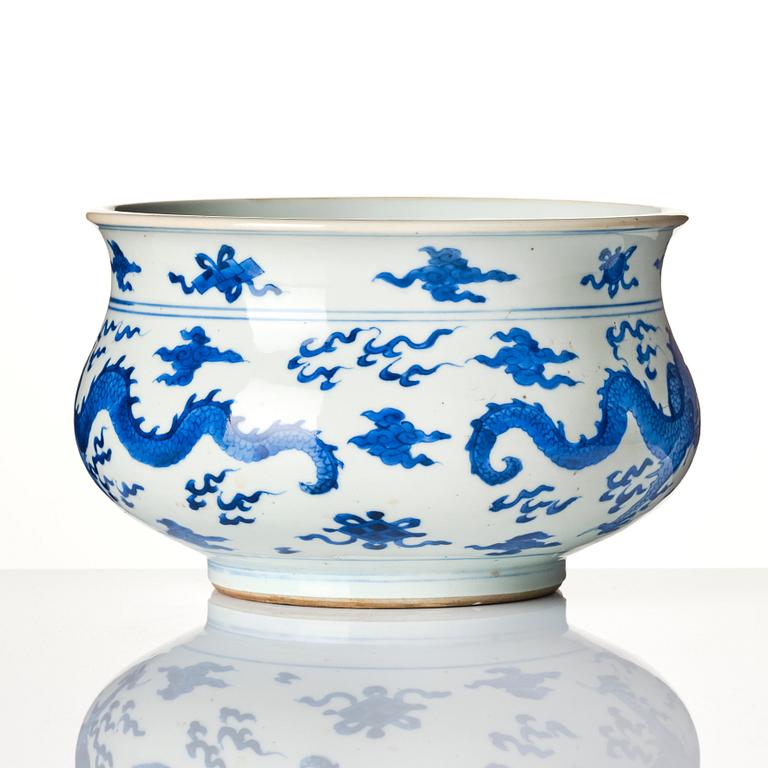 A blue and white Transition four clawed dragon incense burner, 17th century.