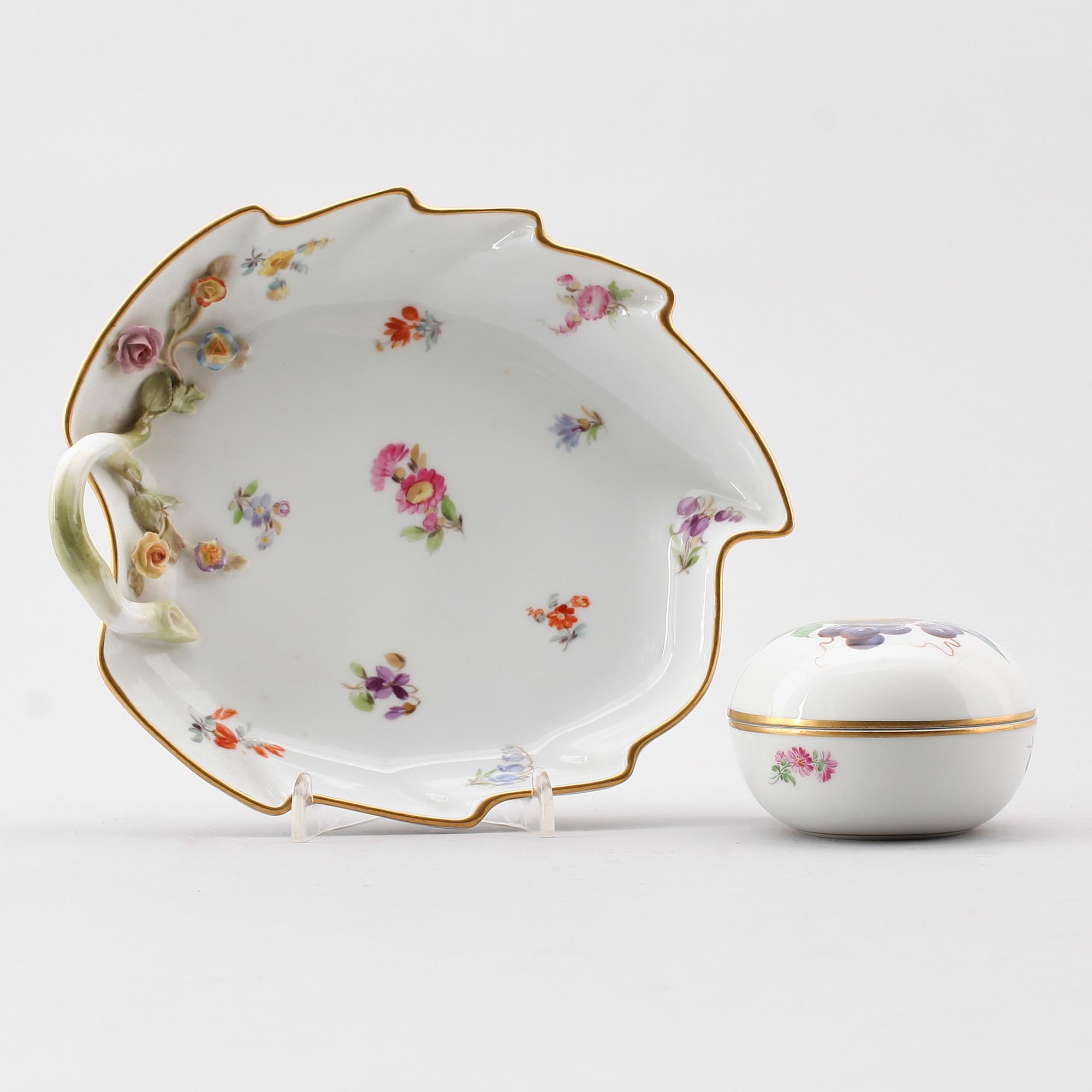 LOCKDOSA SAMT FAT, porslin, Meissen, 1900-talets mitt.