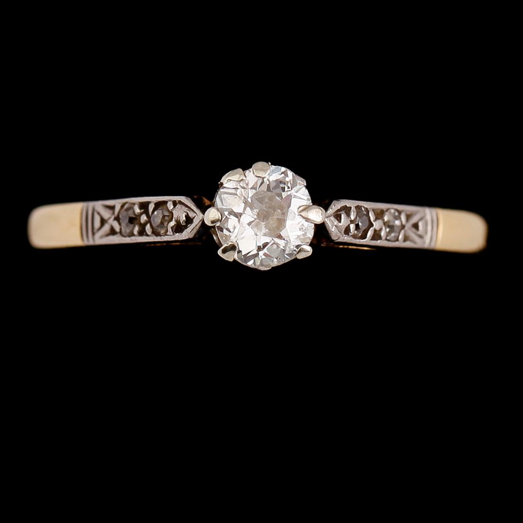RING, 18 k vitguld samt platinum med en större samt 4 små briljantslipade diamanter. Vikt ca 2 gram.