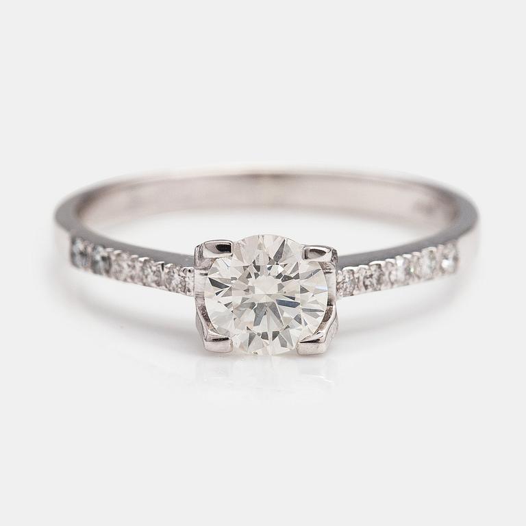 A 14K white gold ring with brilliant-cut diamonds ca. 0.60 ct in total.