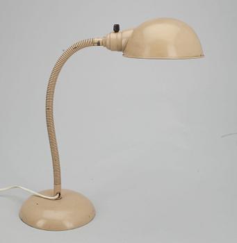 PÖYTÄVALAISIN, maalattua metallia, 1900-luvun keskivaihe.